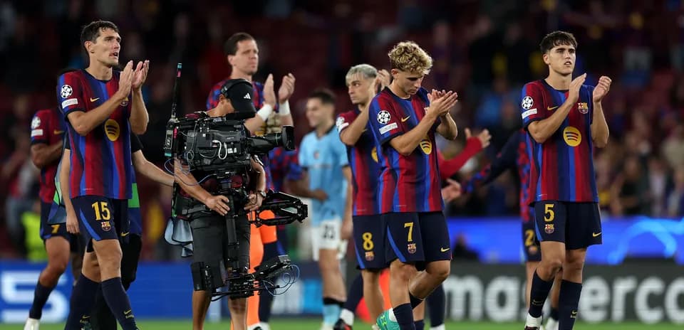 Jugadores del FC Barcelona aplaudiendo tras el partido