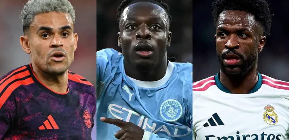 Tres jugadores de fútbol en acción durante un partido