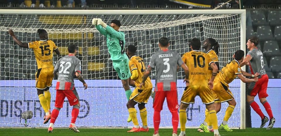 Portero atrapando el balón en un partido