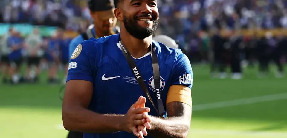 Jugador de Chelsea con medalla en el campo