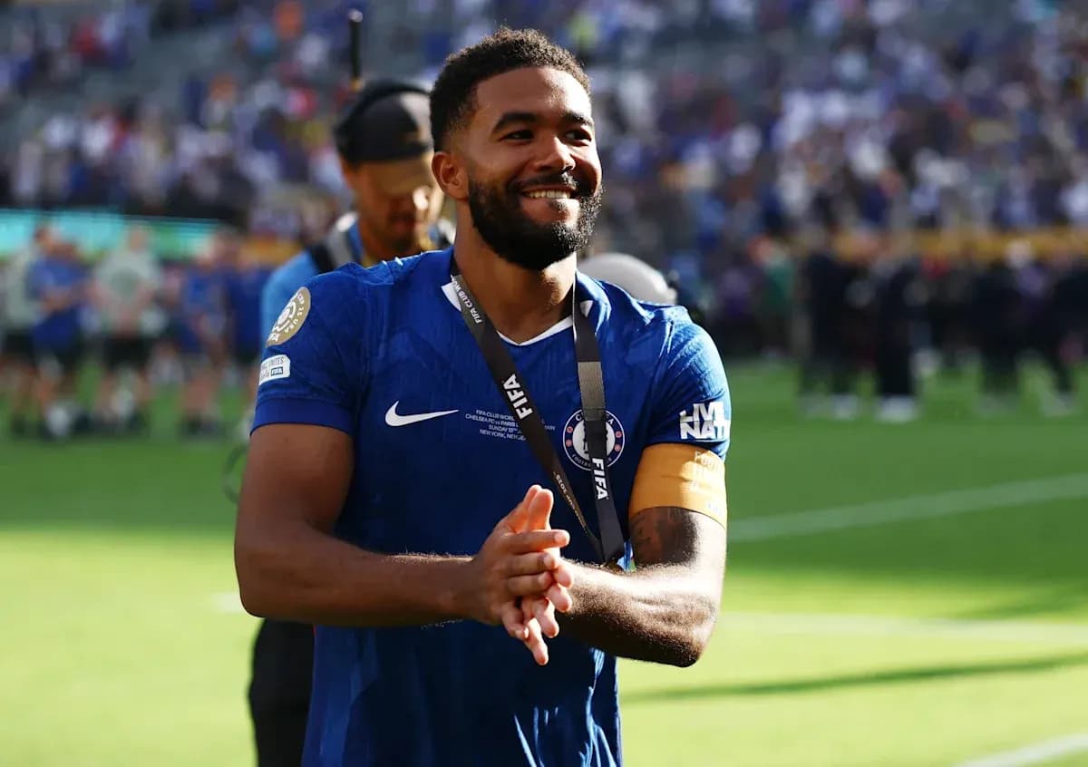Jugador de Chelsea con medalla en el campo