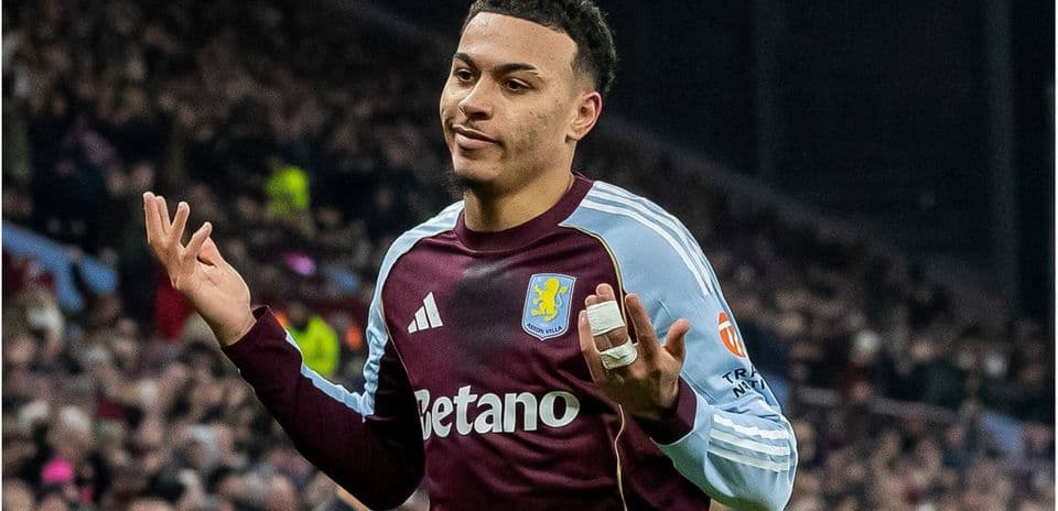 Jugador de Aston Villa levantando las manos en señal de confusión