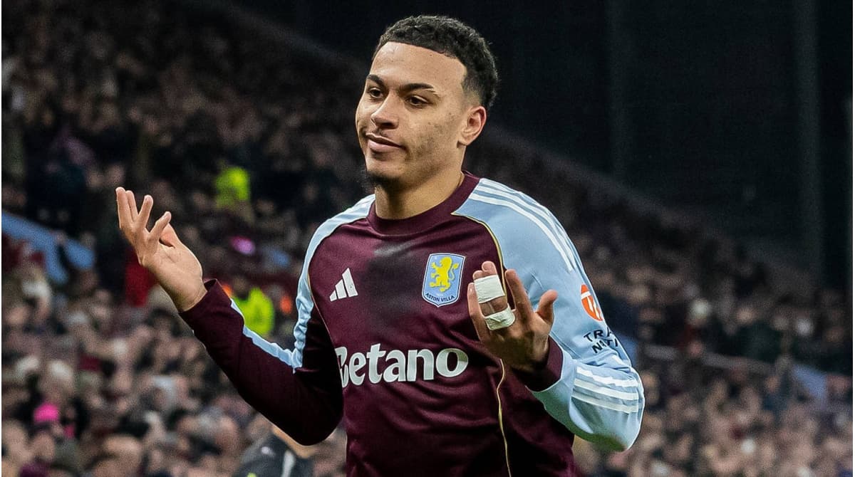 Jugador de Aston Villa levantando las manos en señal de confusión