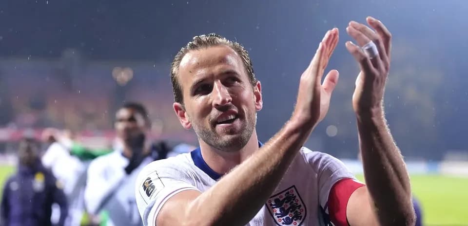 Jugador de Inglaterra aplaudiendo tras el partido