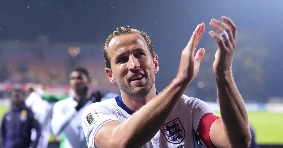 Jugador de Inglaterra aplaudiendo tras el partido