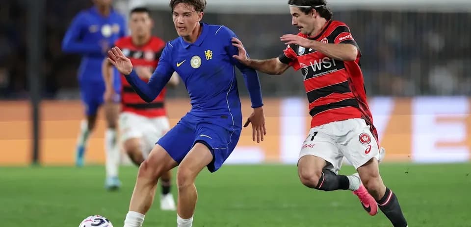 Jugador con camiseta azul driblando a oponente en partido