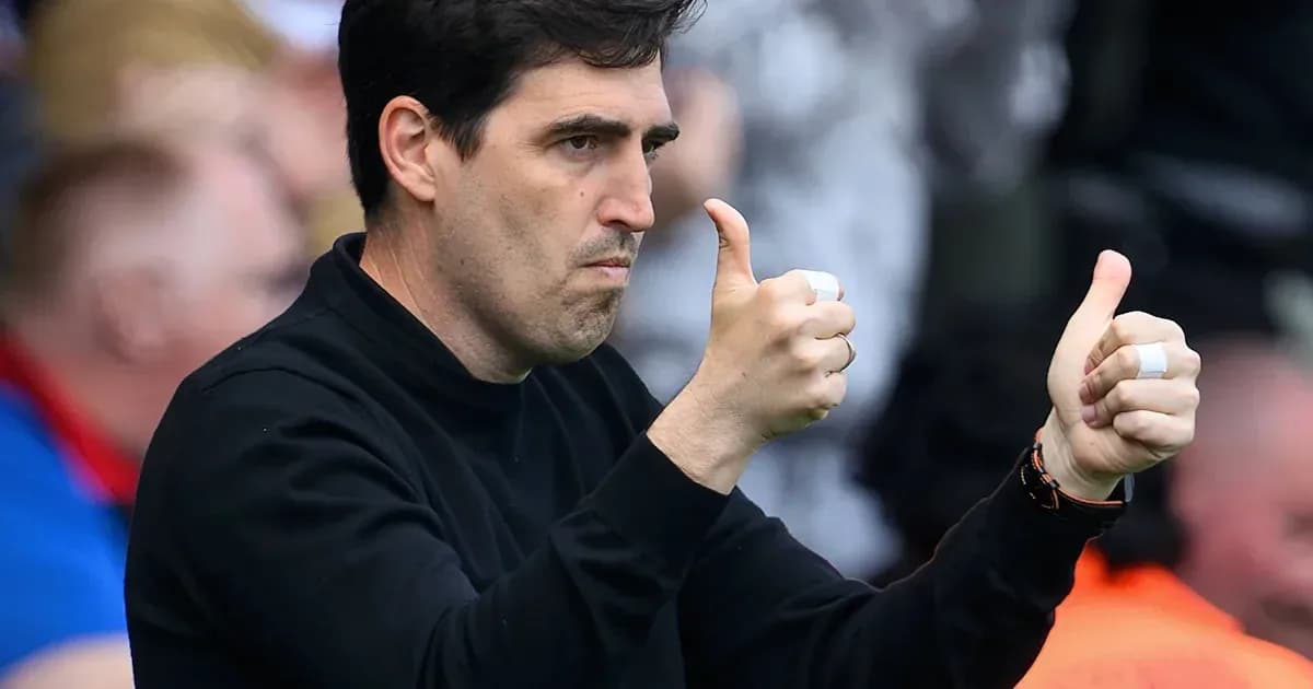 Entrenador haciendo gesto de aprobación en el banquillo