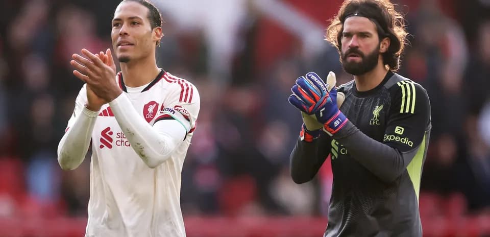 Virgil van Dijk y Alisson aplaudiendo