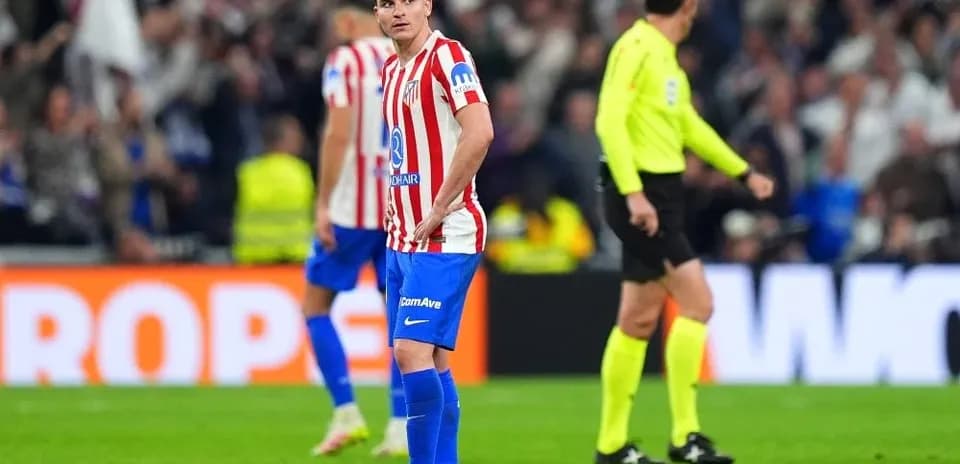 Jugador de Atlético de Madrid en el campo durante partido
