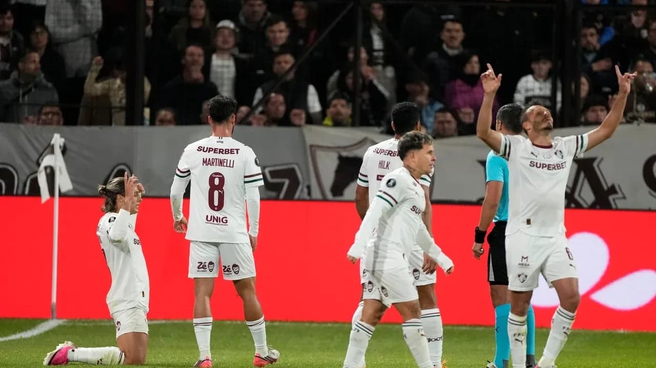 Jugadores de Fluminense celebrando un gol