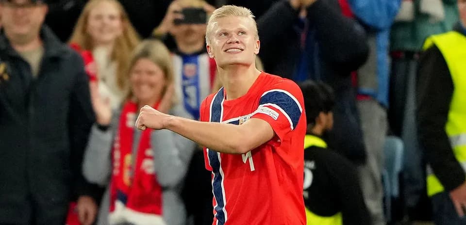 Jugador celebrando un gol con la afición de fondo