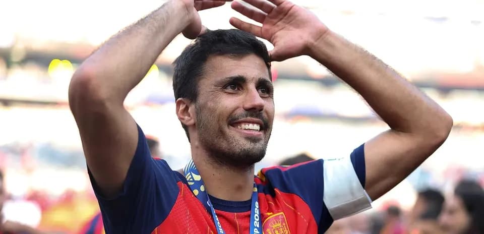 Jugador celebrando con la camiseta de España y medalla