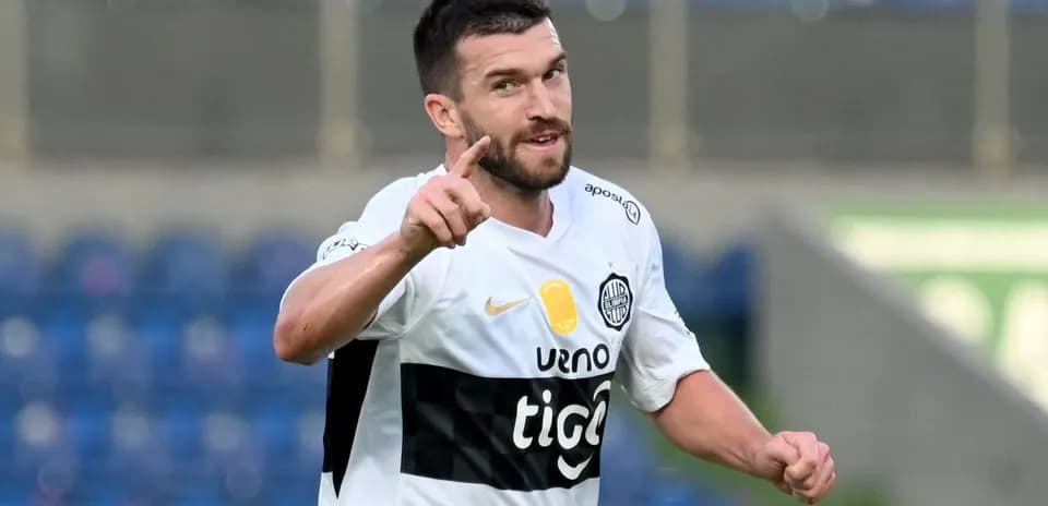 Jugador señalando tras marcar un gol en partido