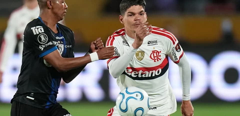 Jugador de Flamengo en acción durante el partido