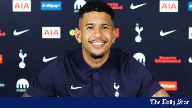 Jugador sonriente en rueda de prensa de Tottenham