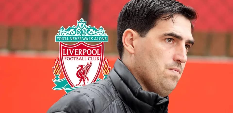 Entrenador de Liverpool en el fondo del estadio