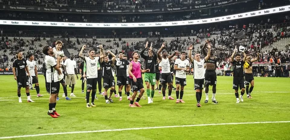 Jugadores de Beşiktaş celebrando la victoria