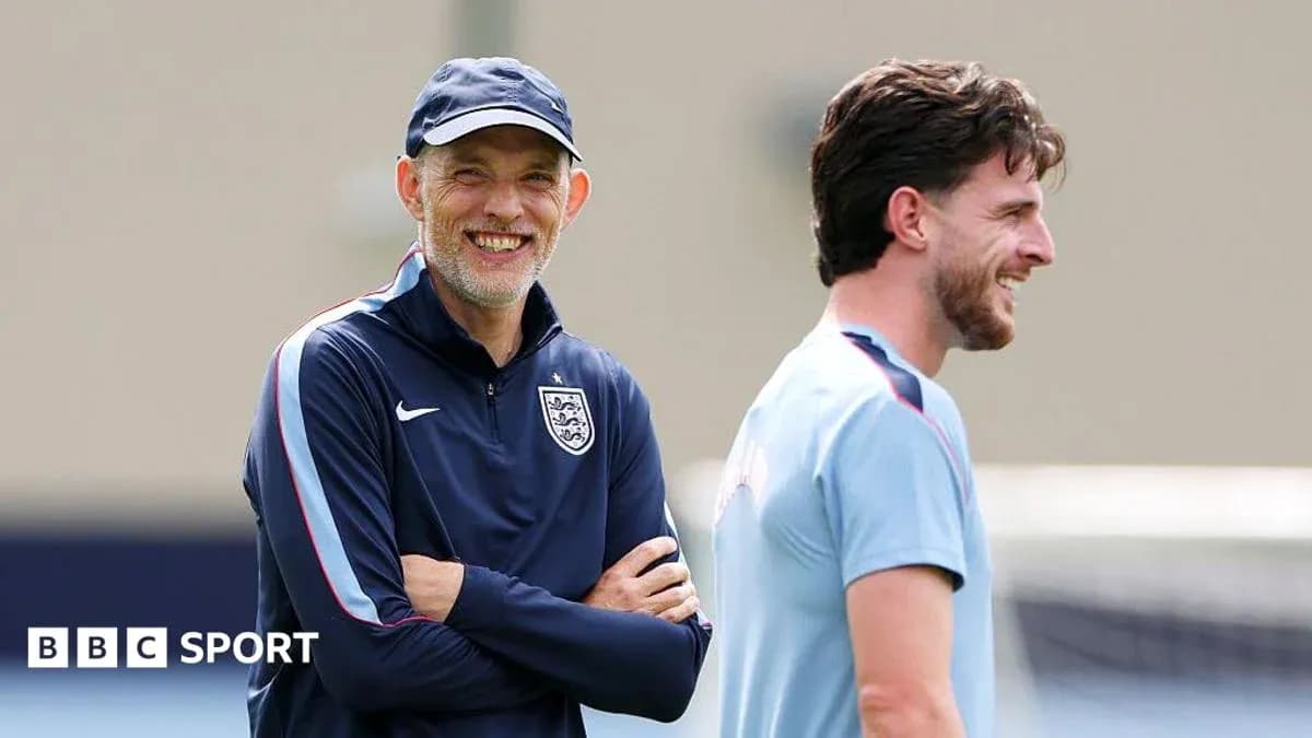 Entrenador y jugador sonriendo durante sesión de entrenamiento