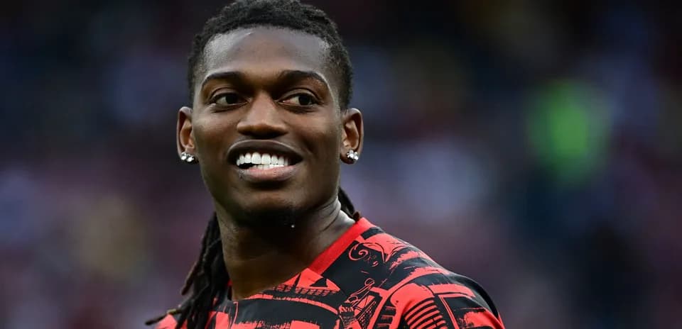 Jugador sonriendo con camiseta roja y negra