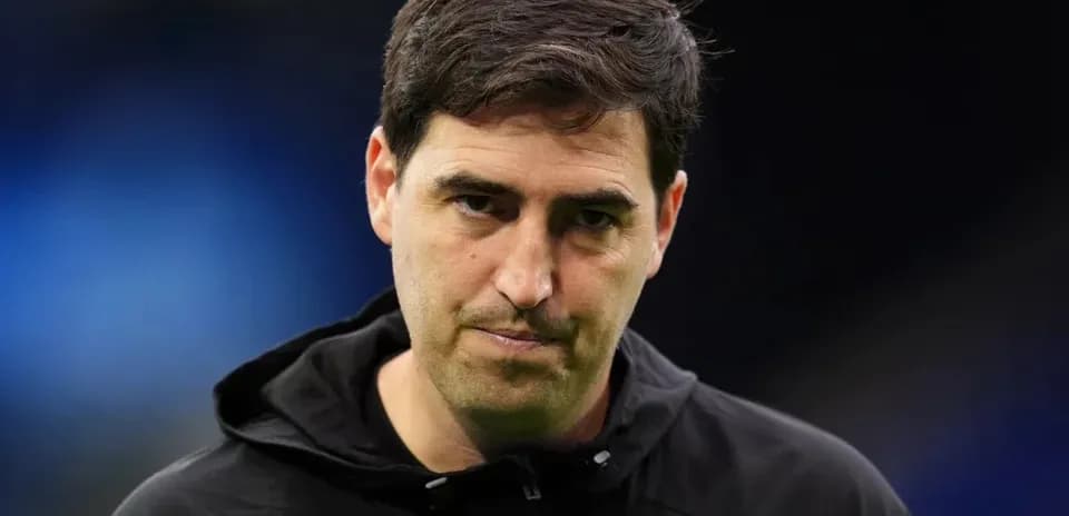 Entrenador mirando hacia adelante en el campo