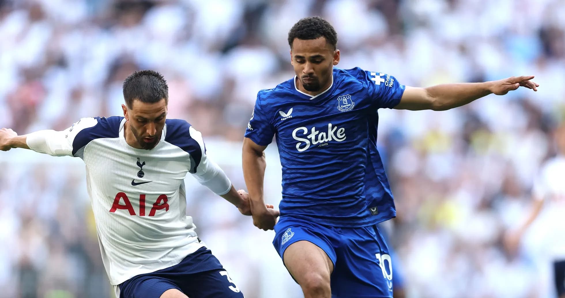 Jugadores de Tottenham y Everton disputando el balón