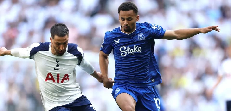 Jugadores de Tottenham y Everton disputando el balón
