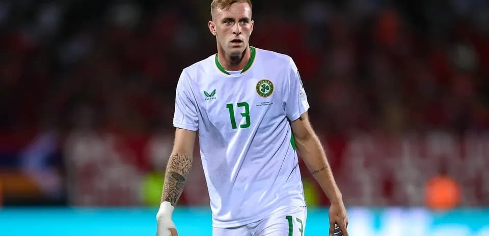 Jugador irlandés caminando en el campo de juego