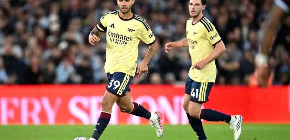 Jugadores de Arsenal corriendo durante un partido