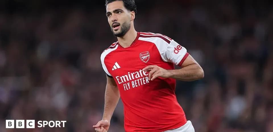 Jugador de Arsenal corriendo en el campo