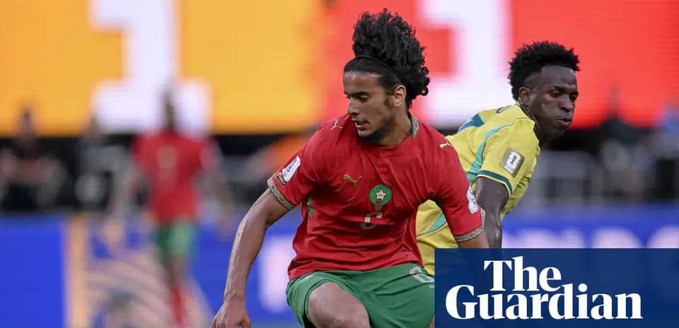 Jugador de Marruecos compitiendo por el balón