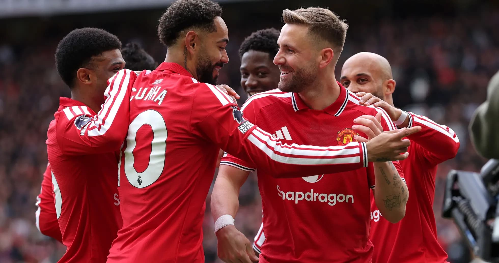 Jugadores de Manchester United celebrando un gol juntos