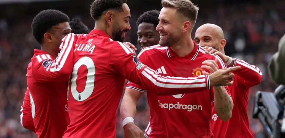 Jugadores de Manchester United celebrando un gol juntos