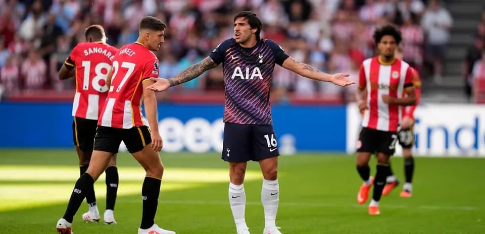 Jugadores de Tottenham y Brentford discutiendo en el campo