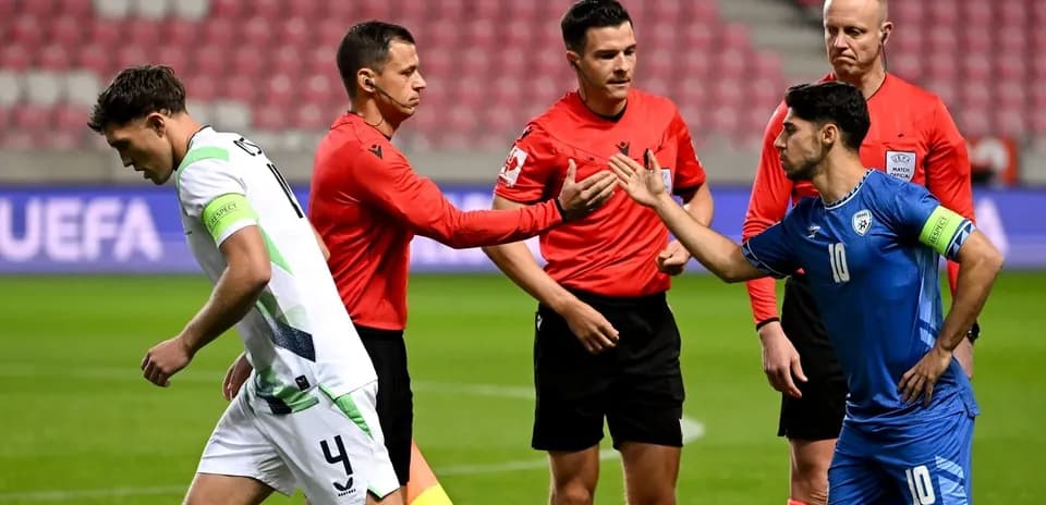 Jugadores y árbitros en el campo durante el partido