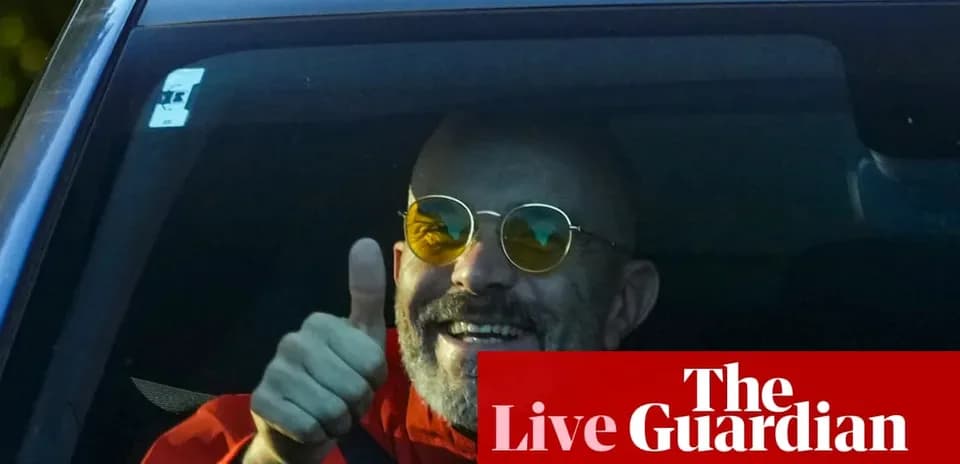 Hombre sonriendo y haciendo un gesto de pulgar arriba