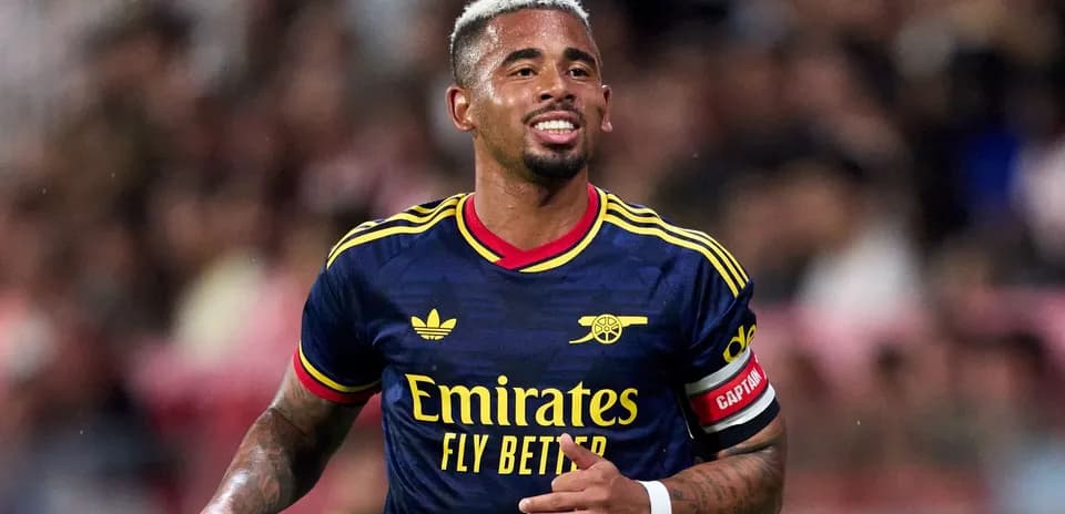 Jugador de Arsenal con camiseta y brazalete de capitán