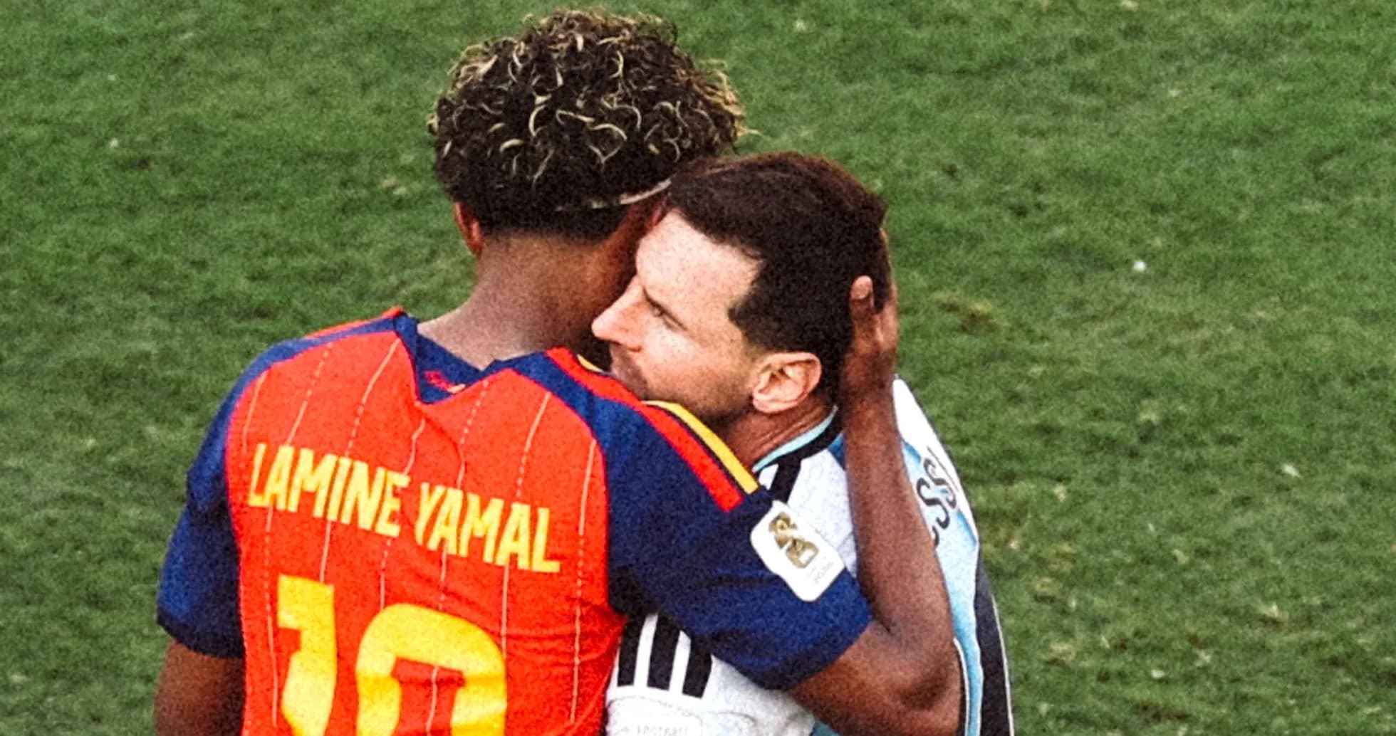 Jugadores abrazándose tras un partido de fútbol