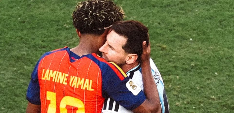 Jugadores abrazándose tras un partido de fútbol