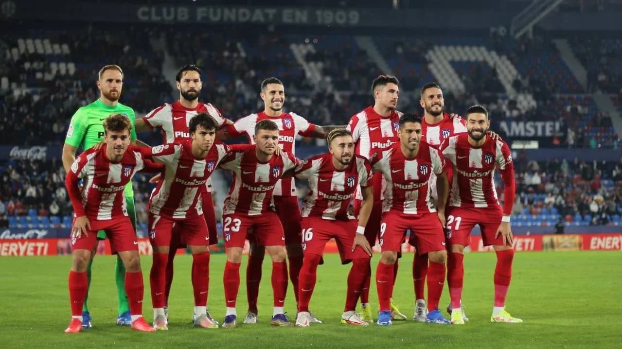 Equipo de Atlético de Madrid posando para la foto