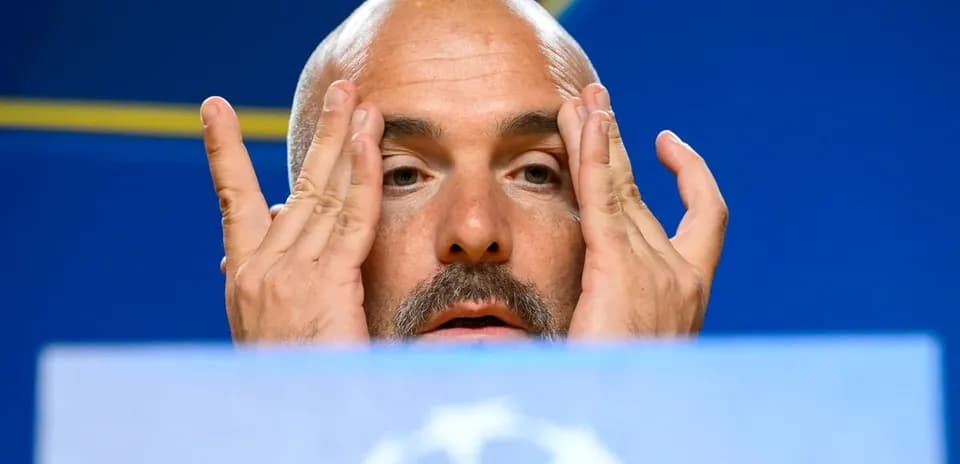 Entrenador en conferencia de prensa, gesticulando