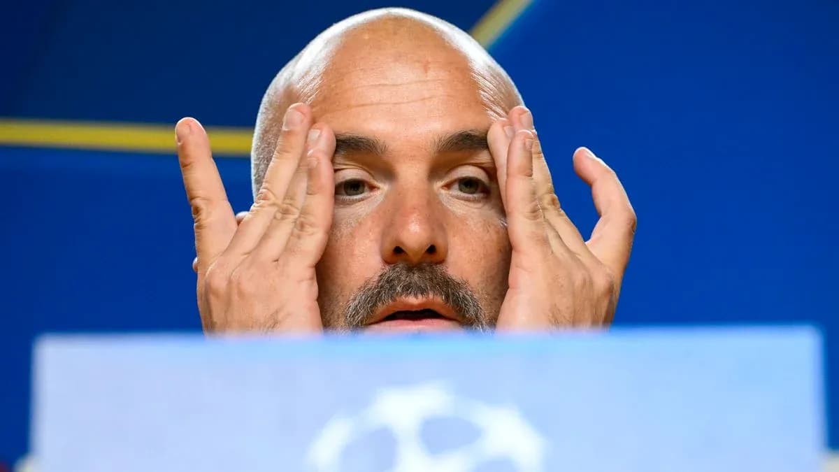Entrenador en conferencia de prensa, gesticulando