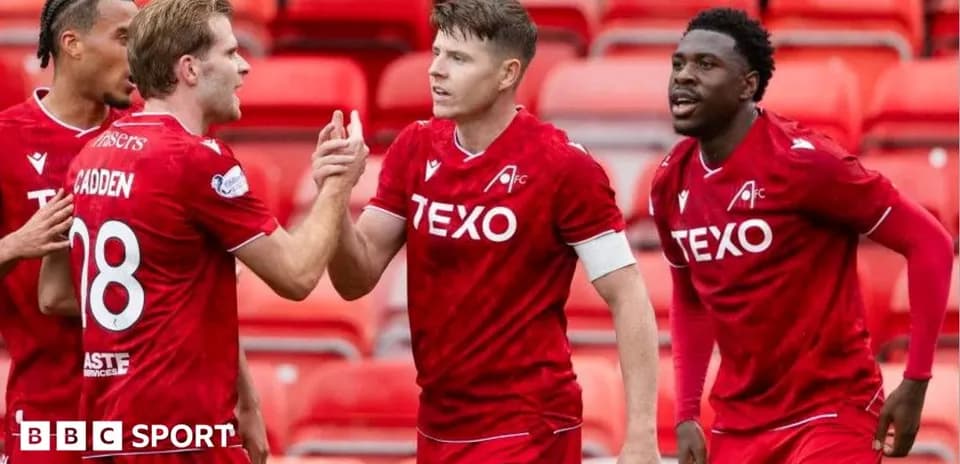 Jugadores de Aberdeen celebrando un gol en el campo
