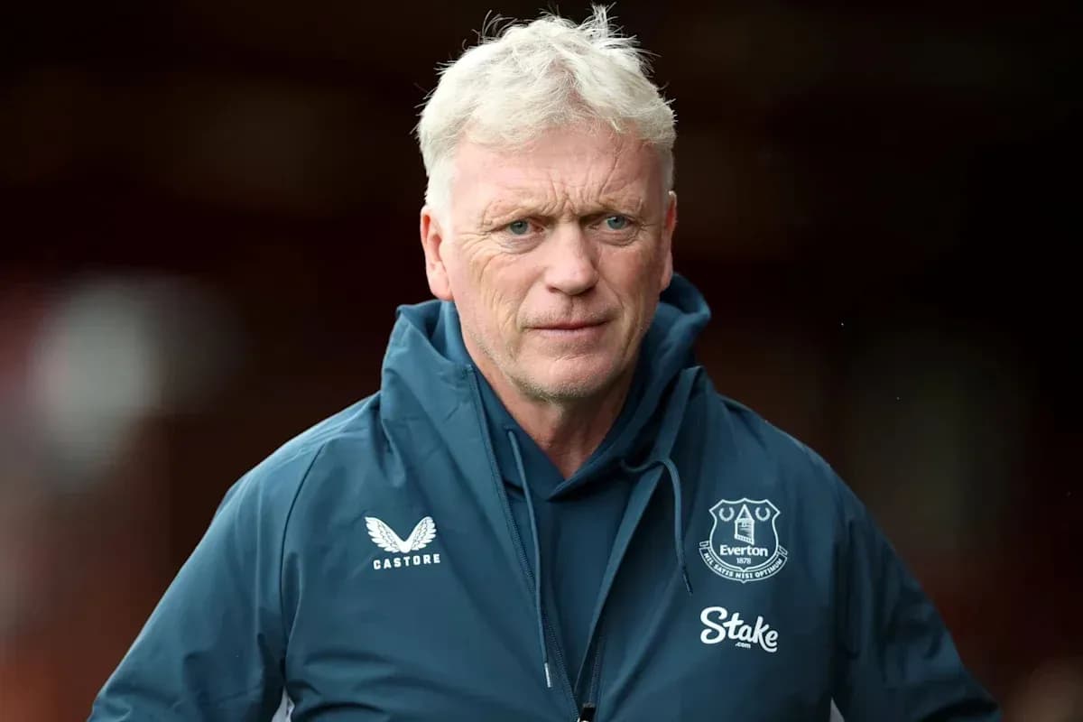 Entrenador de Everton en el campo de juego