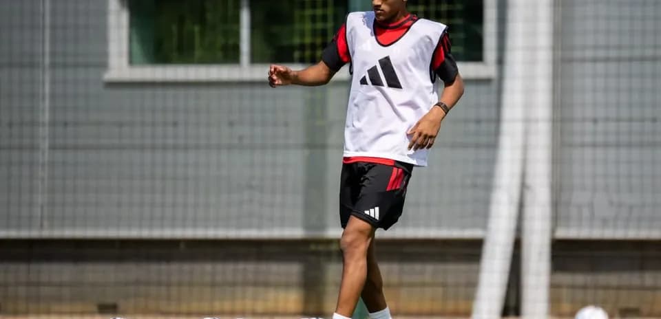 Jugador entrenando en el campo con balones alrededor