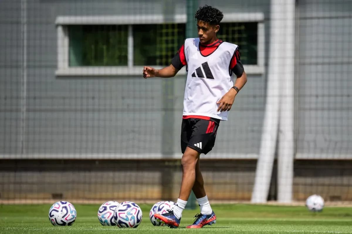 Jugador entrenando en el campo con balones alrededor