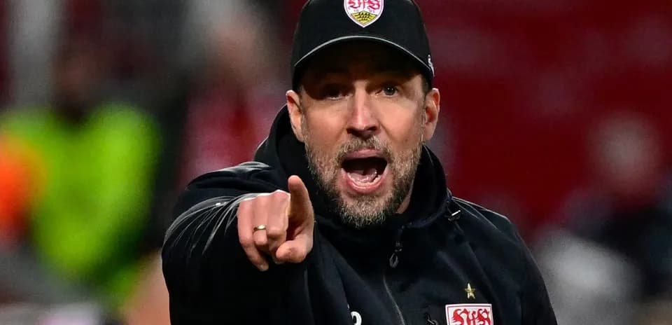 Entrenador dando instrucciones durante el partido