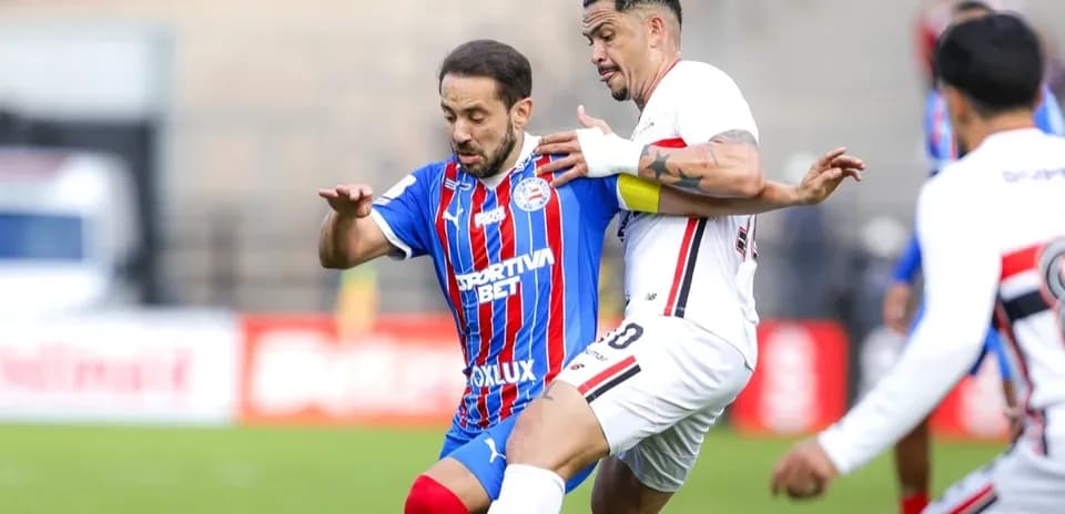 Jugadores de Bahia y Sao Paulo en acción