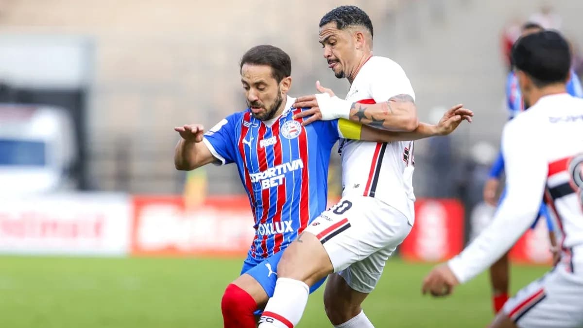 Jugadores de Bahia y Sao Paulo en acción