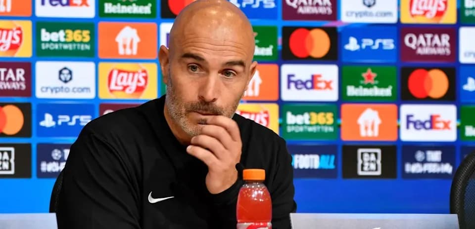 Entrenador en conferencia de prensa antes del partido