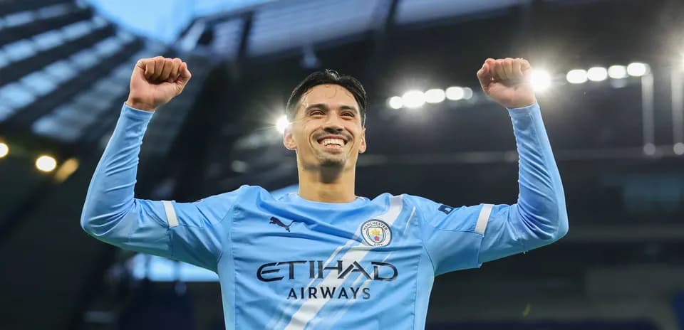 Jugador de Manchester City celebrando con los brazos en alto